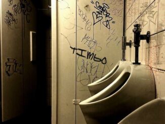 Plan gay dans les toilettes de Jussieu fac à Paris