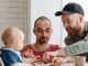 papa gay et enfant : heure du repas
